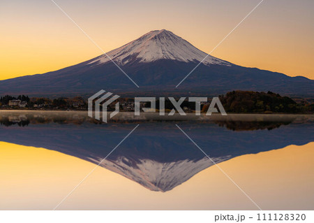 【富士山素材】朝の河口湖から見た富士山【山梨県】 111128320