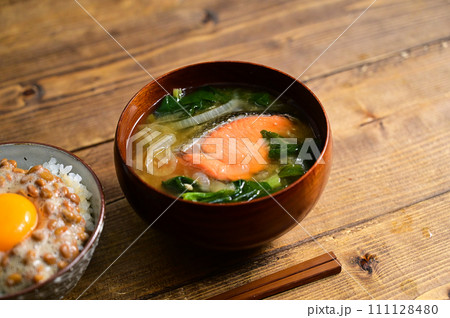 納豆ご飯と鮭のみそ汁 111128480