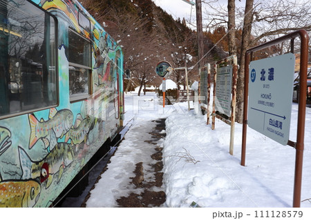 長良川鉄道の終着駅 冬の北濃駅（岐阜県郡上市） 111128579