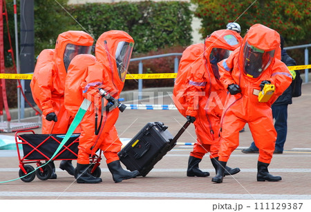 市民参加型のNBCテロ対策訓練:状況の特定に向かう消防隊員 市民参加型のNBCテロ対策訓練:状況の特定に向かう消防隊員 111129387