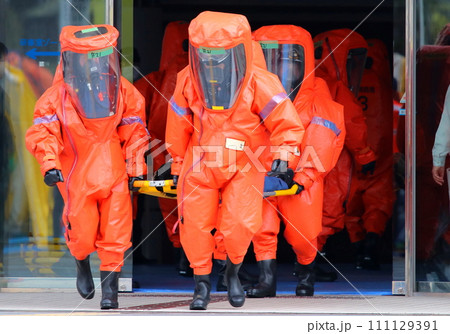 市民参加型のNBCテロ対策訓練:担架に載せた負傷者を救出する消防隊員 市民参加型のNBCテロ対策訓練:担架に載せた負傷者を救出する消防隊員 111129391