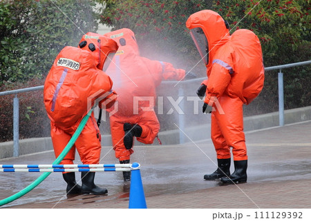 市民参加型のNBCテロ対策訓練:除染のため、同僚に放水する消防隊員 市民参加型のNBCテロ対策訓練:除染のため、同僚に放水する消防隊員 111129392