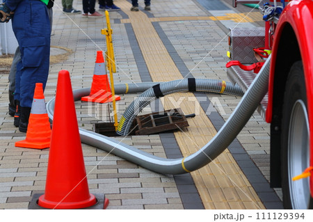 市民参加型のNBCテロ対策訓練：消防車へ給水する、歩道の消火栓 111129394