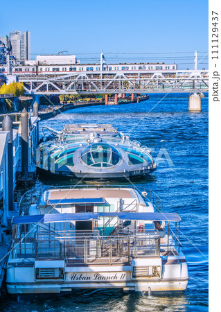 日本の東京都市景観 浅草水上バス乗船場のホタルナやアーバンランチ(手前)…奥に電車=27日 日本の東京都市景観 浅草水上バス乗船場のホタルナやアーバンランチ(手前)…奥に電車=27日 111129437
