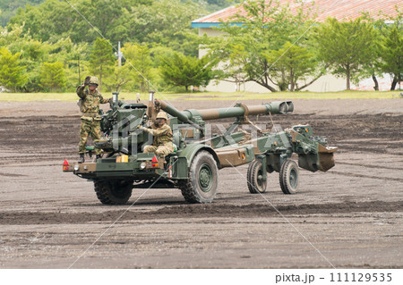 自走する陸上自衛隊155mm榴弾砲FH70 111129535