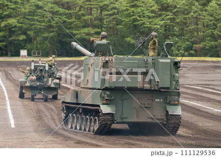 走行する陸上自衛隊99式自走155mm榴弾砲 111129536