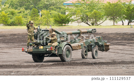 自走する陸上自衛隊155mm榴弾砲FH70 111129537