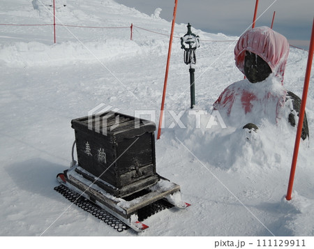 冬季は雪に埋もれる「蔵王地蔵尊」 111129911