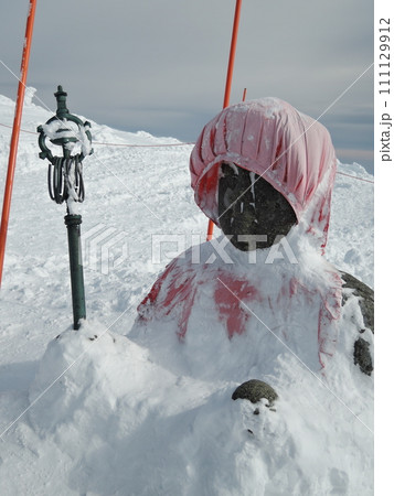 冬季は雪に埋もれる「蔵王地蔵尊」 冬季は雪に埋もれる「蔵王地蔵尊」 111129912