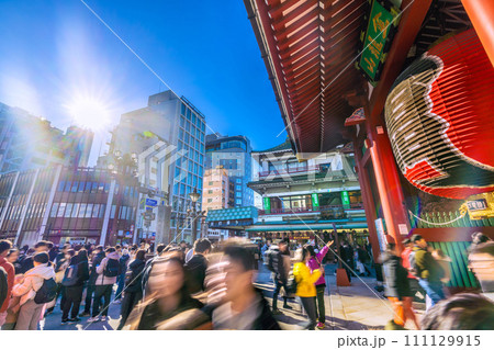 日本の東京都市景観 1月・コロナ禍前のように観光客らで賑う浅草寺…希望の光…マ不要…=27日 日本の東京都市景観 1月・コロナ禍前のように観光客らで賑う浅草寺…希望の光…マ不要…=27日 111129915