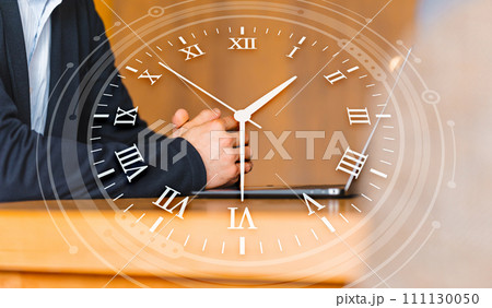 会議をしているカジュアルなビジネスパーソン 111130050