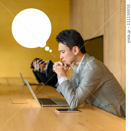 会議をしているカジュアルなビジネスパーソン 会議をしているカジュアルなビジネスパーソン 111130058