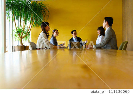 会議をしているカジュアルなビジネスパーソン 会議をしているカジュアルなビジネスパーソン 111130066