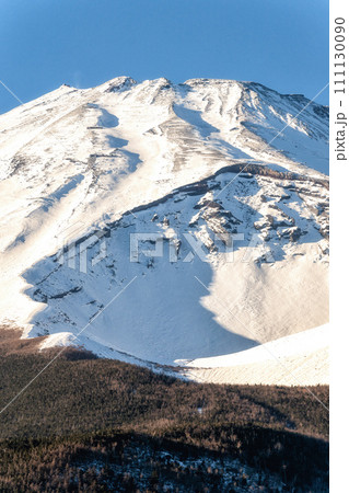 静岡県　冠雪の富士山　遠景 111130090