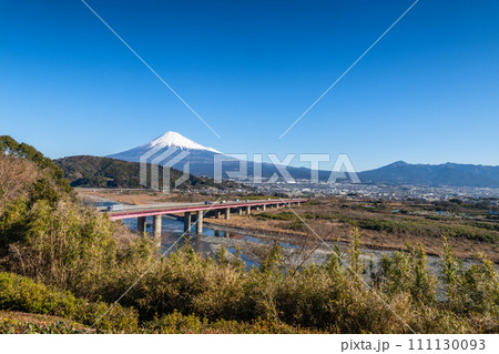 静岡県　冠雪の富士山　遠景 111130093