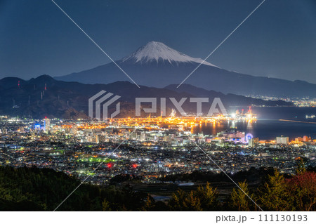静岡県　冠雪の富士山　夜景 111130193
