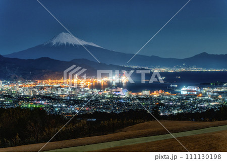 静岡県　冠雪の富士山　夜景 111130198