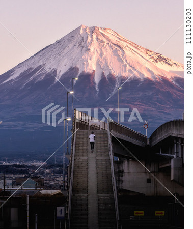静岡県　冠雪の富士山　夜景 111130203