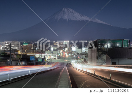 静岡県　冠雪の富士山　夜景 111130208