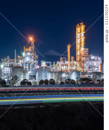 静岡県　冠雪の富士山　夜景 111130224