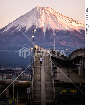 静岡県　冠雪の富士山　夜景 111130235