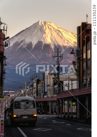 静岡県　冠雪の富士山　夜景 111130239