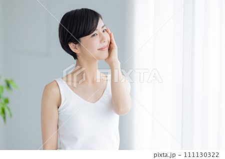ビューティーイメージ　タンクトップを着ている女性のポートレート 111130322