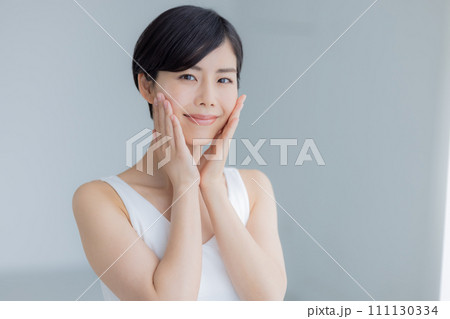 ビューティーイメージ　タンクトップを着ている女性のポートレート 111130334