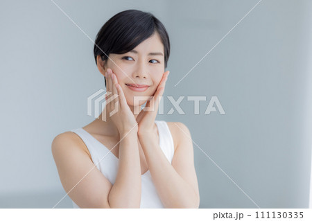 ビューティーイメージ　タンクトップを着ている女性のポートレート 111130335