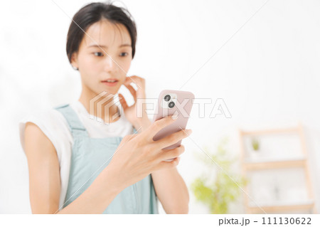 スマートフォンを見る20代女性 111130622
