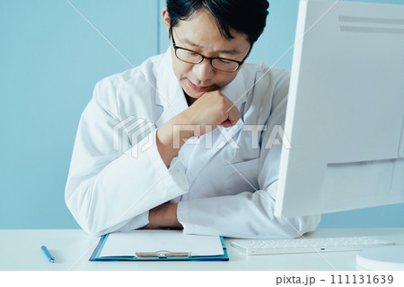 考え込む白衣の男性医師 111131639