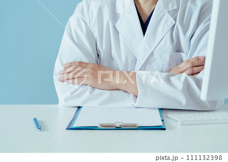 白衣を着たミドル男性の医師 白衣を着たミドル男性の医師 111132398