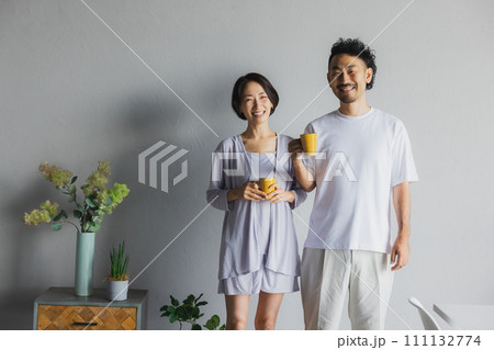 マグカップを持って話をするカップル　 111132774