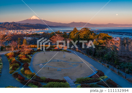 （静岡県）日本平夢テラス庭園越しに富士山 111132994