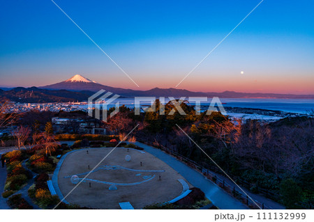 （静岡県）日本平夢テラス庭園越しに富士山 111132999