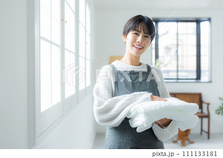 洗濯物を干す主婦　 111133181