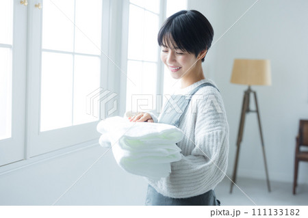 洗濯物を干す主婦　 111133182