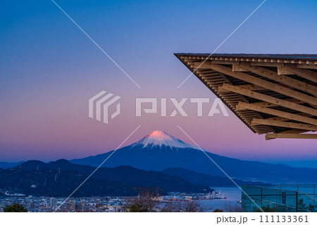 （静岡県）日本平夢テラス・展望回廊から望む富士山 111133361