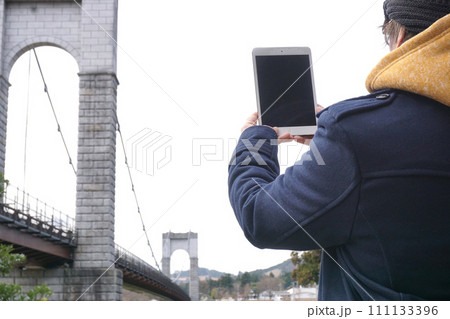 スマホ　公園 111133396