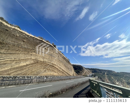 伊豆大島の地層大切断面と島一周道路 111133613