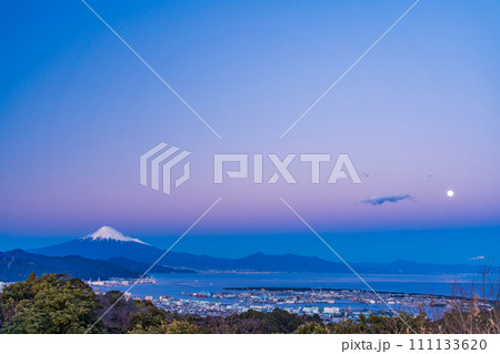 (静岡県)日本平吟望台から望む清水港の灯りと富士山・満月 (静岡県)日本平吟望台から望む清水港の灯りと富士山・満月 111133620