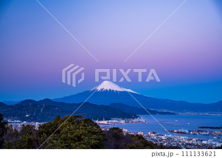 （静岡県）日本平吟望台から望む清水港の灯りと富士山 111133621