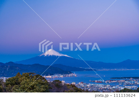 (静岡県)日本平吟望台から望む清水港の灯りと富士山 (静岡県)日本平吟望台から望む清水港の灯りと富士山 111133624