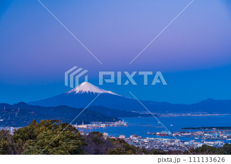 (静岡県)日本平吟望台から望む清水港の灯りと富士山 (静岡県)日本平吟望台から望む清水港の灯りと富士山 111133626