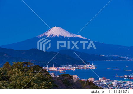 (静岡県)日本平吟望台から望む清水港の灯りと富士山 (静岡県)日本平吟望台から望む清水港の灯りと富士山 111133627