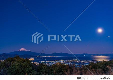 (静岡県)日本平吟望台から望む清水港の灯りと富士山 (静岡県)日本平吟望台から望む清水港の灯りと富士山 111133635