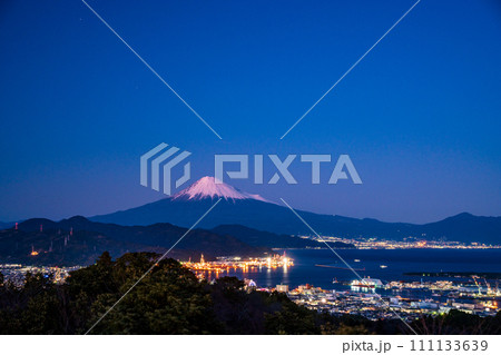 （静岡県）日本平吟望台から望む清水港の灯りと富士山 111133639