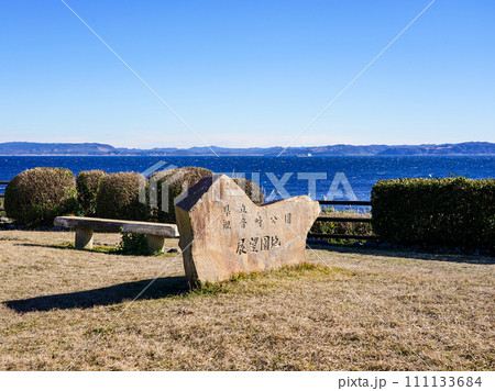 観音崎公園から晴れ渡った東京湾浦賀水道（神奈川県横須賀市） 111133684