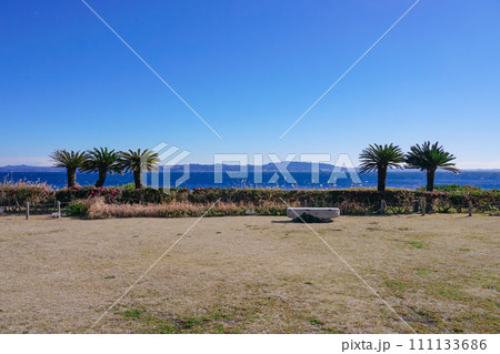 観音崎公園から晴れ渡った東京湾浦賀水道（神奈川県横須賀市） 111133686