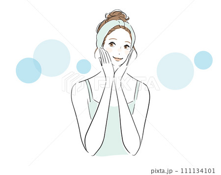 顔の肌を触って笑顔になる女性 111134101